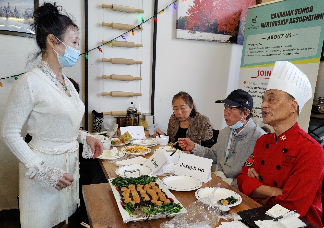 图片包含 人, 桌子, 食物, 室内

描述已自动生成