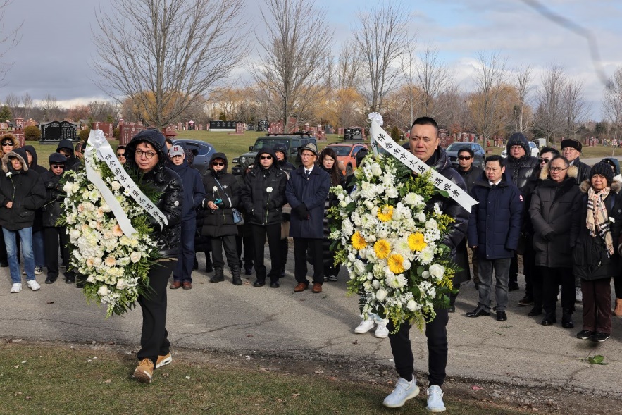 A group of people holding flowers

Description automatically generated