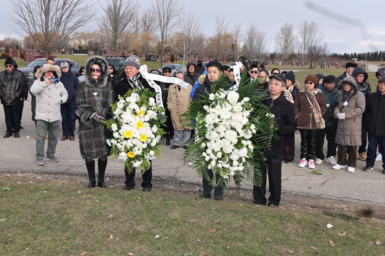 A group of people holding flowers

Description automatically generated