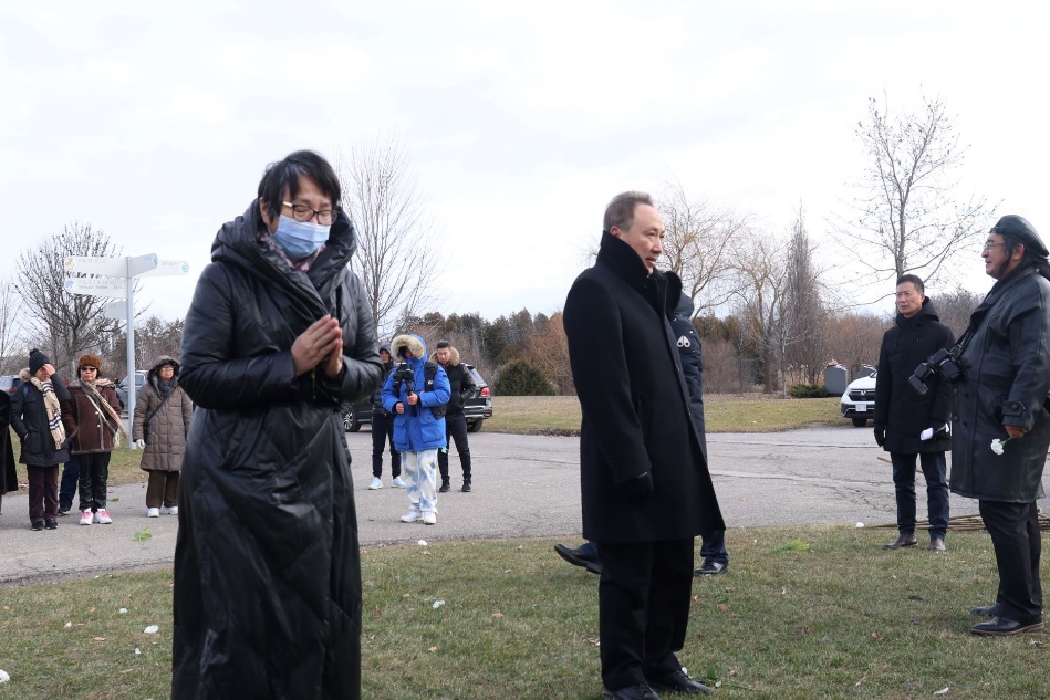 A person and person wearing face masks

Description automatically generated