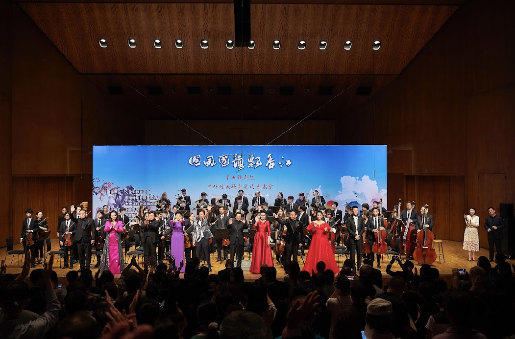 “国风国韵飘香江”首场开演  内地香港艺术家联袂演绎经典歌剧