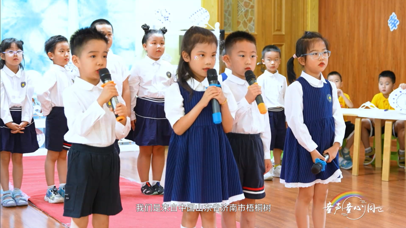 A group of children singing into microphones Description automatically generated