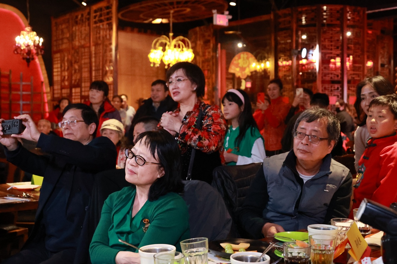 一群人在餐厅里用餐

AI 生成的内容可能不正确。