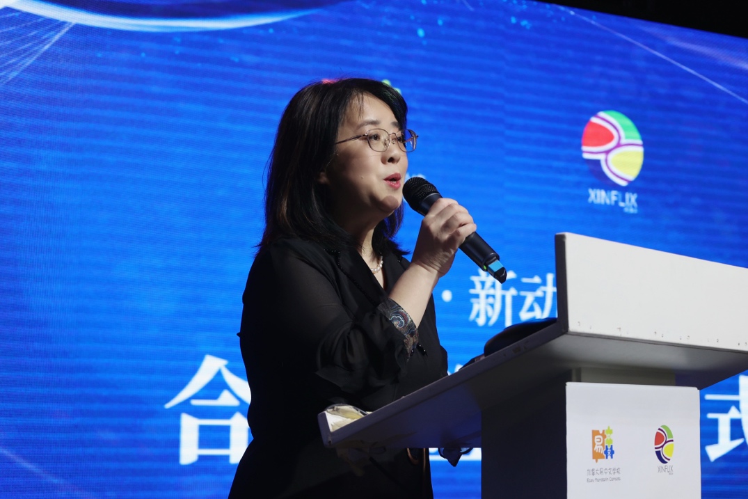 穿蓝色上衣的人在舞台上唱歌 AI 生成的内容可能不正确。