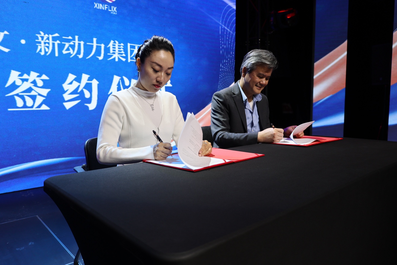 男人拿着笔记本电脑的桌子前 AI 生成的内容可能不正确。