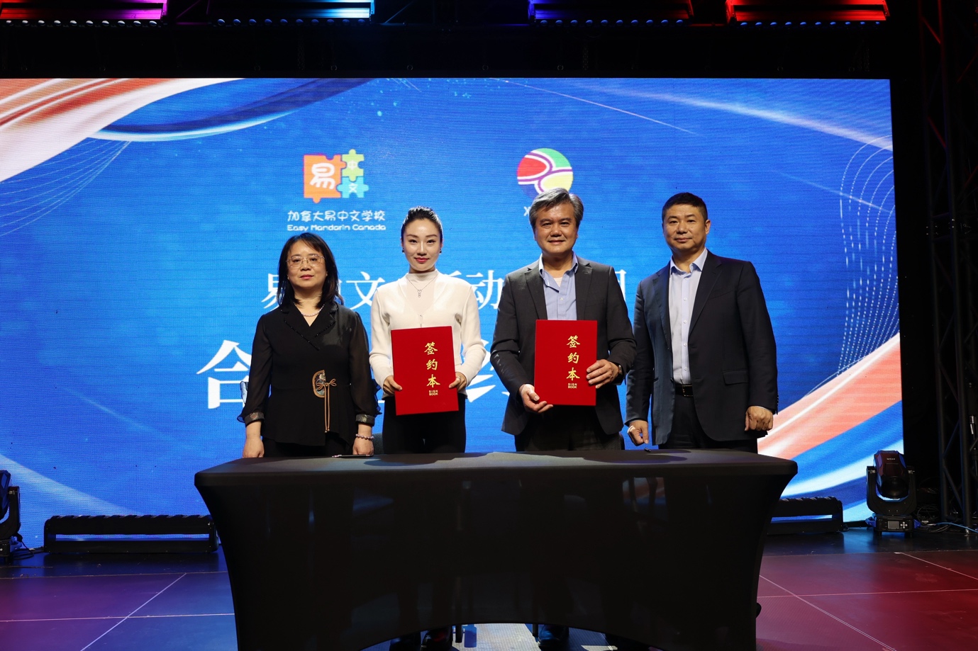 桌子上的电脑萤幕前的人们 AI 生成的内容可能不正确。